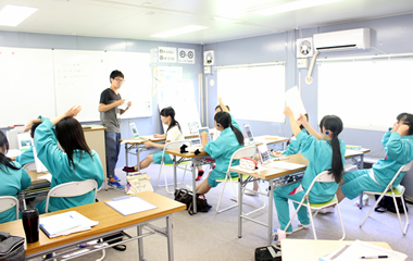 放課後教室での中学生、高校生への学習支援の様子
