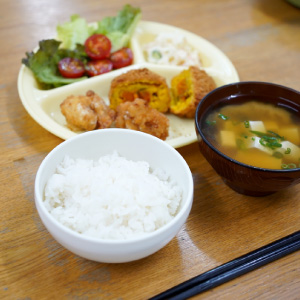 作りの食事を3食分提供できます