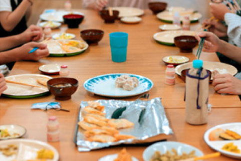 平日は夕食、土日は昼夜2食の提供みんなで食卓を囲む