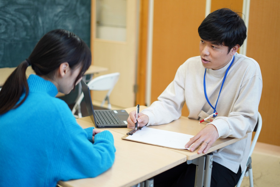 奨学金を一緒に探し、4年間のお金の見通しを立てます。