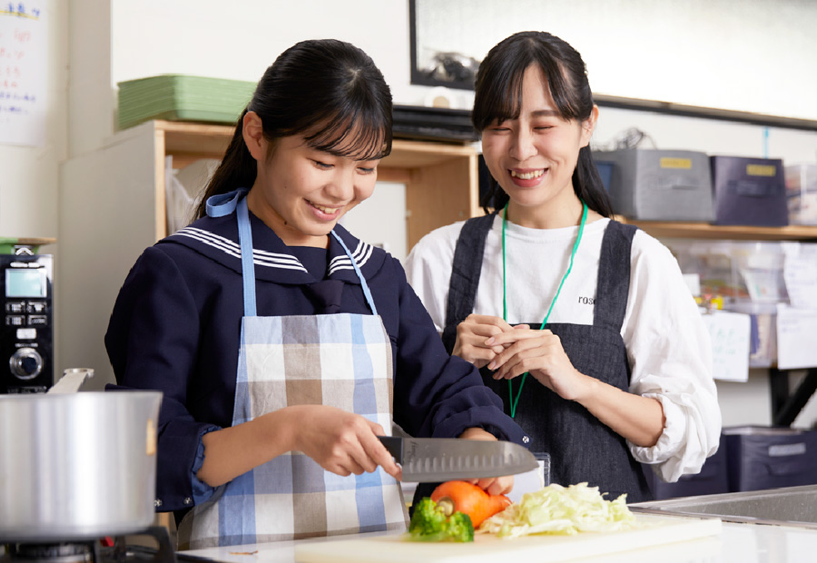 夕食の調理を手伝い