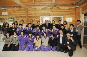 学舎の壁に掲示されたサッポロホールディングス様のプレートの前で
