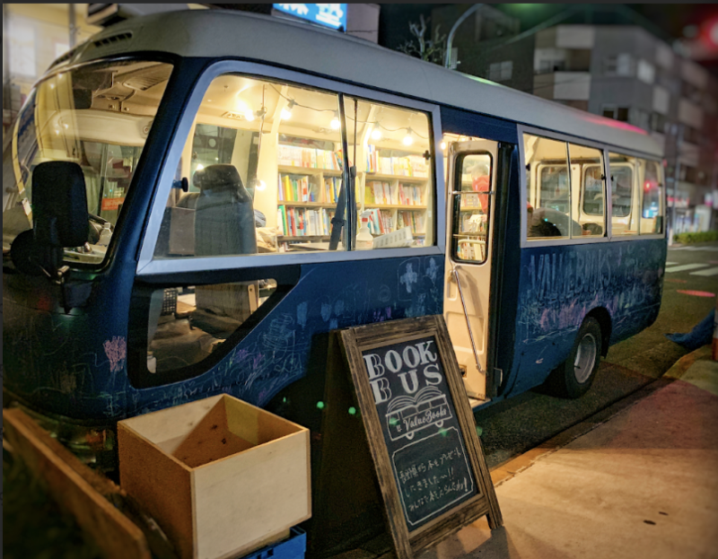 ブックギフトプロジェクトにおいて象徴的な存在の「BOOK BUS」