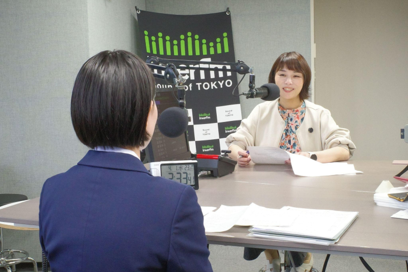 これからの教育について対談する岩本さん（高校生）とカタリバ岩村