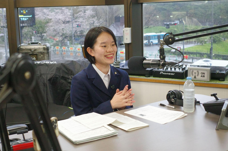 自身のプロジェクトを振り返りながら話す岩本さん（高校生）