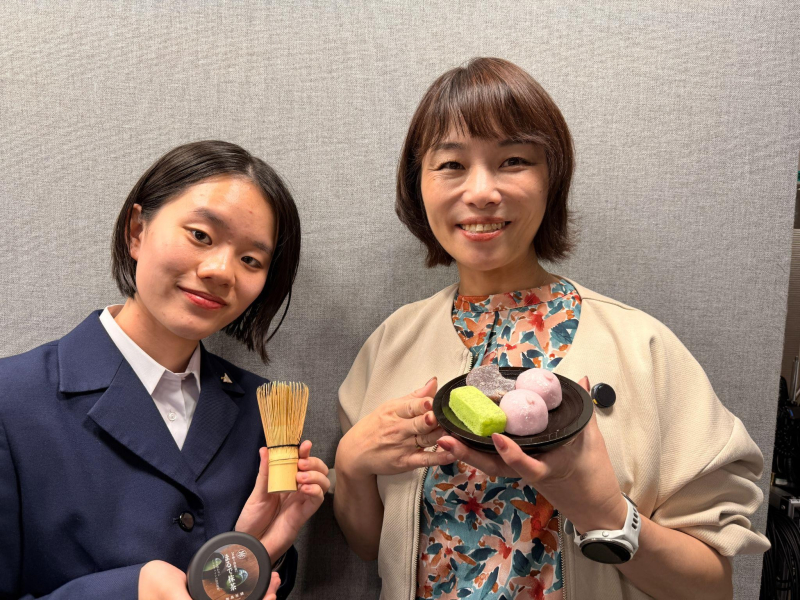 対談を終えたお二人の写真―「まるで抹茶」パウダーとお菓子とともに