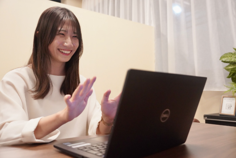 パソコン越しに子どもと話すスタッフ