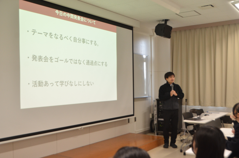 大槌高校で探究学習の授業を担当するカタリバ小野寺