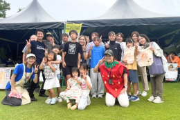 ゴルフ大会の会場で久しぶりに顔を合わせ喜ぶ子どもたち