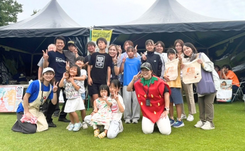 ゴルフ大会の会場で久しぶりに顔を合わせ喜ぶ子どもたち