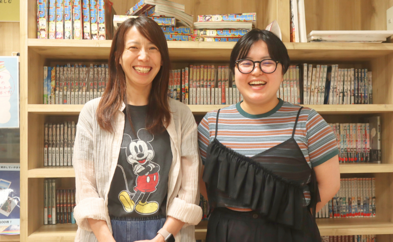 インタビュイーの卒業生おぐと、彼女が高校生だったころにスタッフとして勤務していた佐渡が当時を振り返る