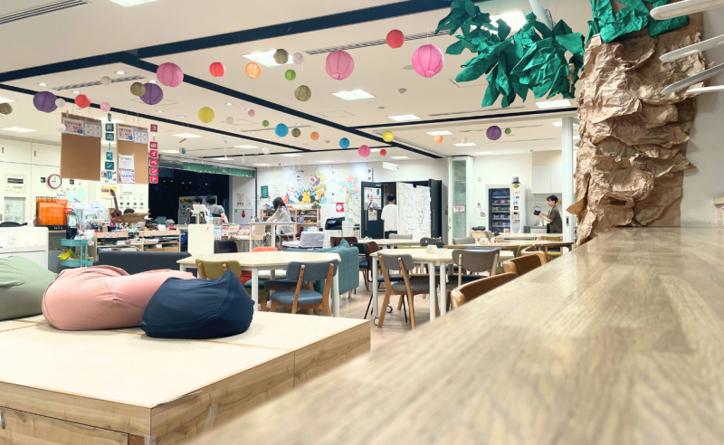 b-lab館内の様子。閉館間際まで地域の中高生であふれている