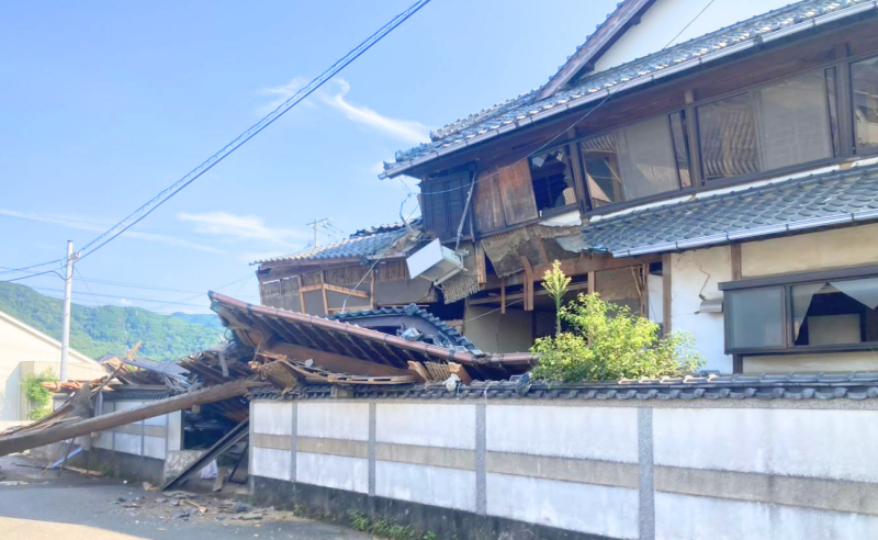 発災から数日後に撮影された、倒壊した家屋の様子