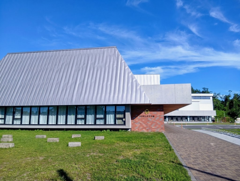 視察で訪れた早来学園の外観の写真