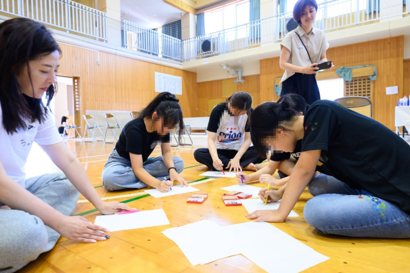 子どもたちと考えた「みんなが元気になるラッキーアイテム」をもとに壁画制作をおこなった