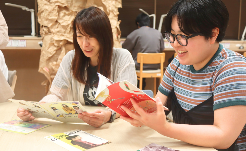 当時の制作物（フリーペーパー）を片手に、b-labで過ごした日々を通して変化した想いについて語る